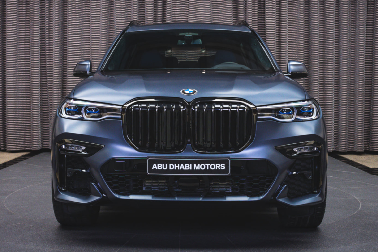 Name:  BMW-X7-Dark-Shadow-Edition-Frozen-Arctic-Grey-G07-M-Sport-Abu-Dhabi-02.jpg
Views: 11442
Size:  418.1 KB