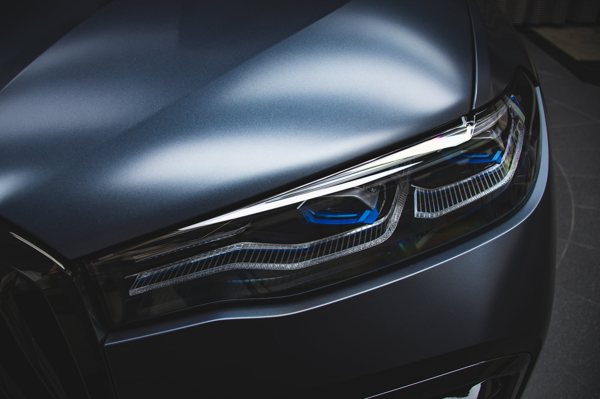 Name:  BMW-X7-Dark-Shadow-Edition-Frozen-Arctic-Grey-G07-M-Sport-Abu-Dhabi-05.jpg
Views: 10979
Size:  343.2 KB