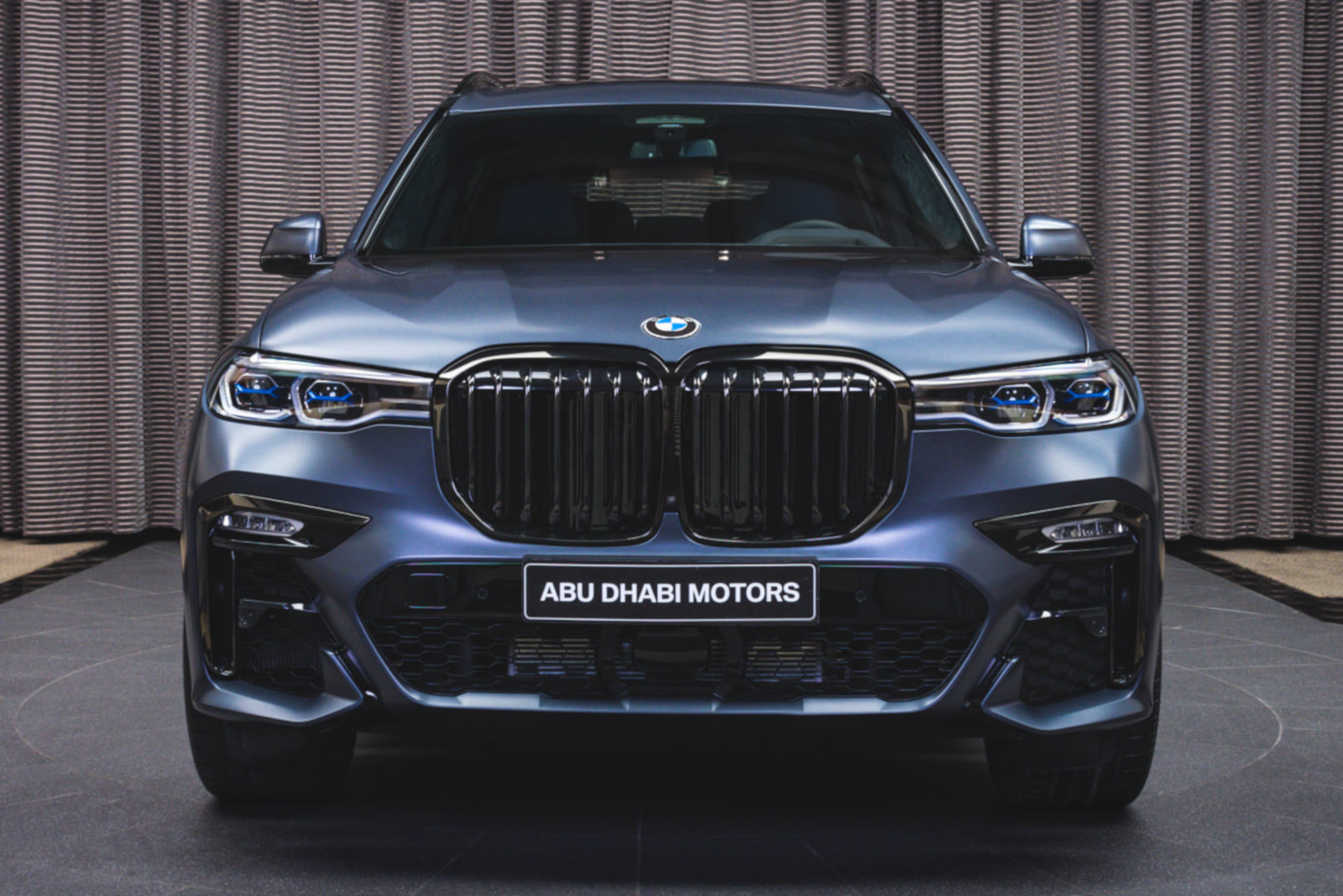 Name:  BMW-X7-Dark-Shadow-Edition-Frozen-Arctic-Grey-G07-M-Sport-Abu-Dhabi-02.jpg
Views: 11421
Size:  418.1 KB