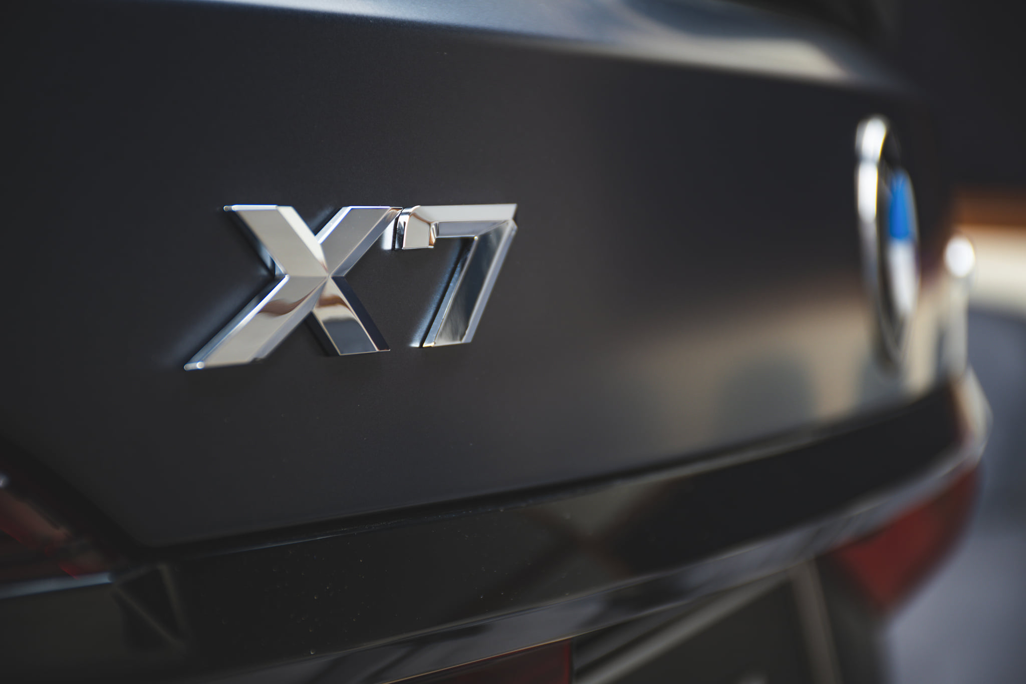 Name:  BMW-X7-Dark-Shadow-Edition-Frozen-Arctic-Grey-G07-M-Sport-Abu-Dhabi-07.jpg
Views: 764
Size:  132.0 KB